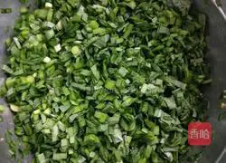 Illustration of how to make leek and pork dumplings 5