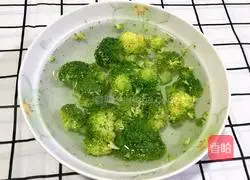 Illustration of how to make potato and salty bamboo shoot soup 2