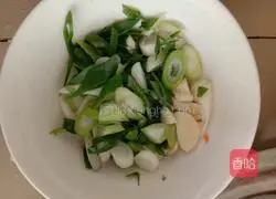 Illustration of how to braise noodles in iron pot 4