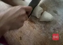 Illustration of how to make pork and green bean pie 9