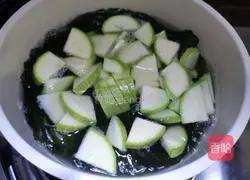 Illustration of how to make meatloaf soup 3