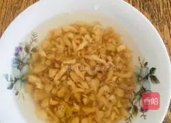 Illustration of how to make Cantonese preserved vegetables and scrambled eggs 1