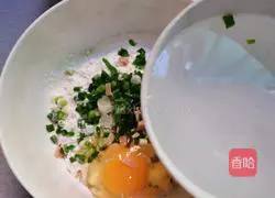 Illustration of how to make ham sausage, egg and scallion pancake 7