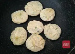 Illustration of how to make leek and egg pie 16