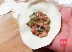 Illustration of how to make pork and okra stuffed dumplings 11