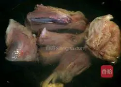 Illustration of how to make beef soup 3 