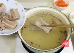 Illustration of how to make carrot, corn, yam and pork ribs soup 4