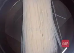 Illustration of how to make cold chicken shredded rice noodles 7