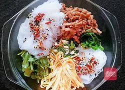 Illustration of how to make cold spinach and shredded pork vermicelli 12