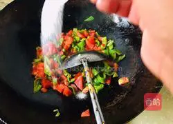Illustration of how to make green pepper, egg and tomato noodles 10