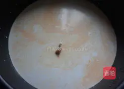 Illustration of how to make Thai coconut fish curry without adding a drop of water 4