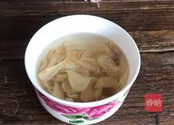 Illustration of how to make lily, shrimp skin and winter melon soup 1