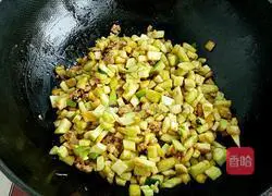 Illustration of how to make eggplant braised noodles 5