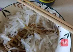 Illustration of how to make radish powder stuffed buns 1