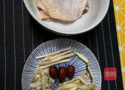 Illustration of how to make ginseng and jade bamboo chicken soup 1