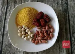 Illustration of how to make healthy red dates, peanuts and lotus seeds soy milk 1