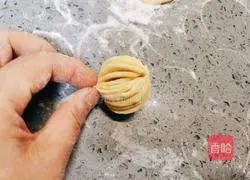 Illustration of how to make pumpkin flower steamed buns 11