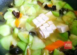 Illustration of how to make loofah, tofu and fungus soup 8