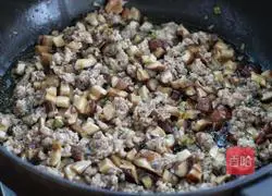 Illustration of how to make noodles with mushroom meat sauce 8