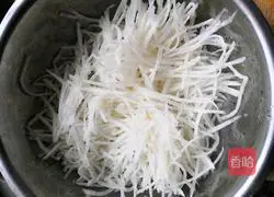 Illustration of how to make shredded radish and egg soup 1