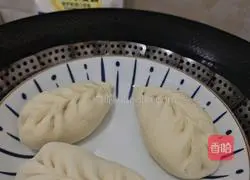 Illustration of how to make steamed stuffed buns with lanceol filling 13