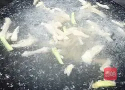 Illustration of how to make shredded mustard pork soup 3