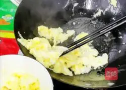 Illustration of how to make fried egg luncheon meat with peppers 4