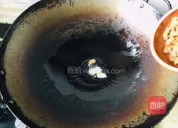 Illustration of how to make sea rice, cabbage and tofu soup 1