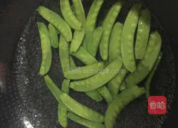 Illustration of how to make fried snow peas with sausage 3