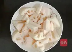 Illustration of how to make scallop, lotus root, peanut and pork bone soup 3