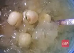 Illustration of how to make Tremella and Lotus Seed Soup 4