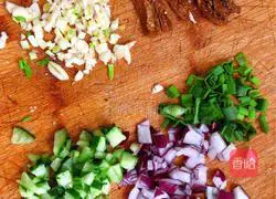 Illustration of how to make spicy garlic beef fried noodles 1