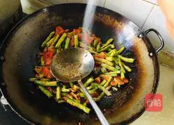 Illustration of how to make steamed beans and braised noodles 10