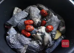 Do not add a drop of water Illustration of how to make coconut black chicken soup 5