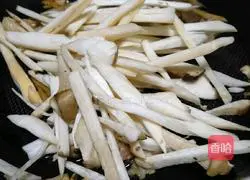 Illustration of how to stir-fry bacon with king oyster mushroom 2