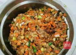 Illustration of how to make steamed wontons with mushroom, carrot and meat filling 1