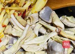 Double pepper stir-fry Illustration of how to make duck sausage 6