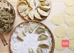 Illustration of how to make pork and coriander dumplings 9