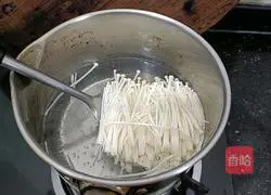 Illustration of how to make fat beef in sour soup 5