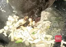 Illustration of how to make noodles with soy sauce meat 6