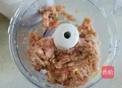Illustration of making glutinous rice meatballs 4