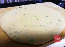 Illustration of how to make simple spiced egg pancakes 6