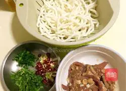 Illustration of how to make fried haggis noodles 2