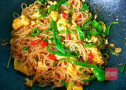 Illustration of how to make fried rice noodles with fish flavor and eggs 15