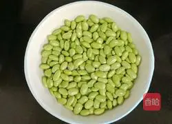 Illustration of how to make fried edamame rice with diced chicken 7