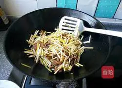 Meat Illustration of how to make shredded fried garlic 7