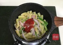 Illustration of how to make bacon and green pepper pasta 8