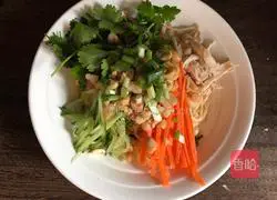 Illustration of making cold noodles with shredded chicken 5