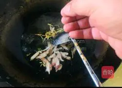 Illustration of making spicy and sour shredded pork soup 3