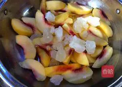 Illustration of how to make canned yellow peaches 4